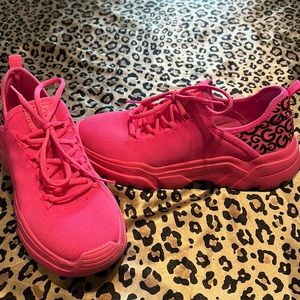 GBG Los Angeles hot pink shoes